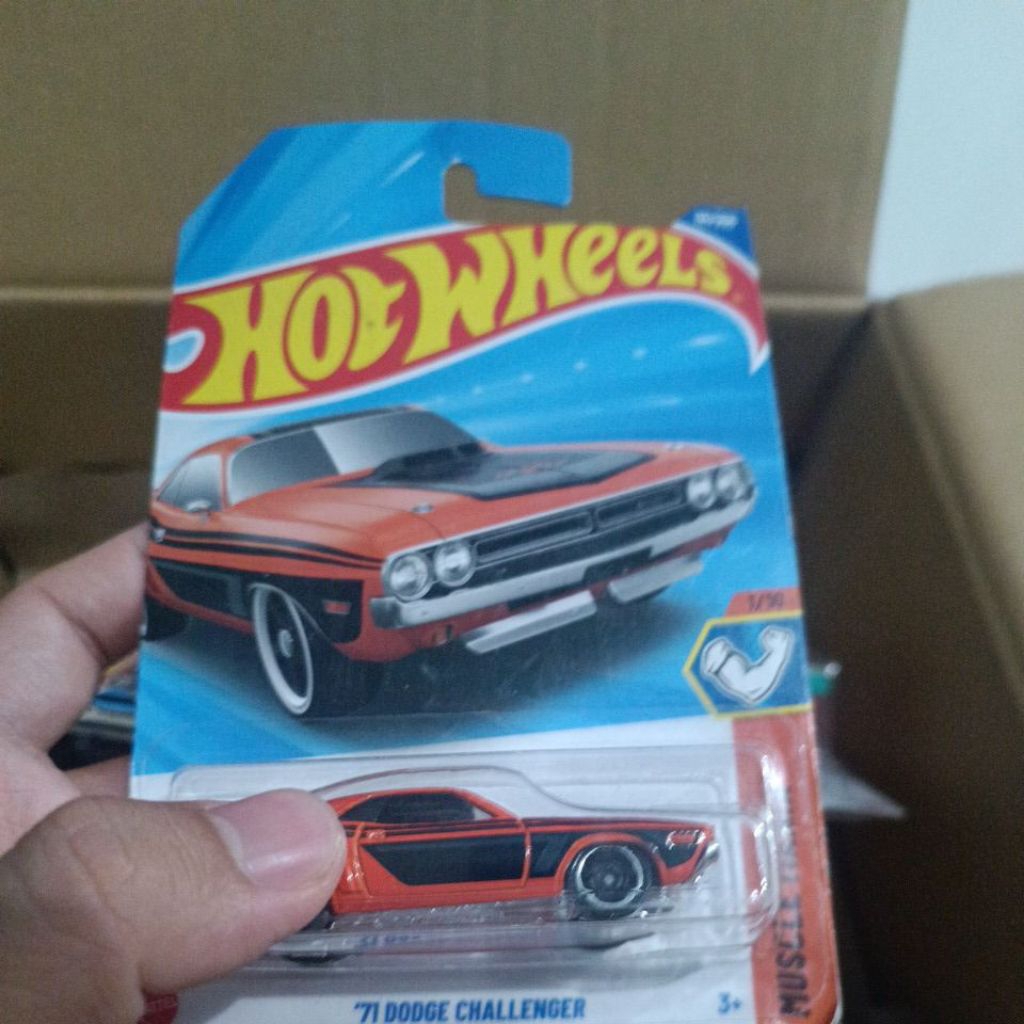Hotwheels 71 Dodge challenger