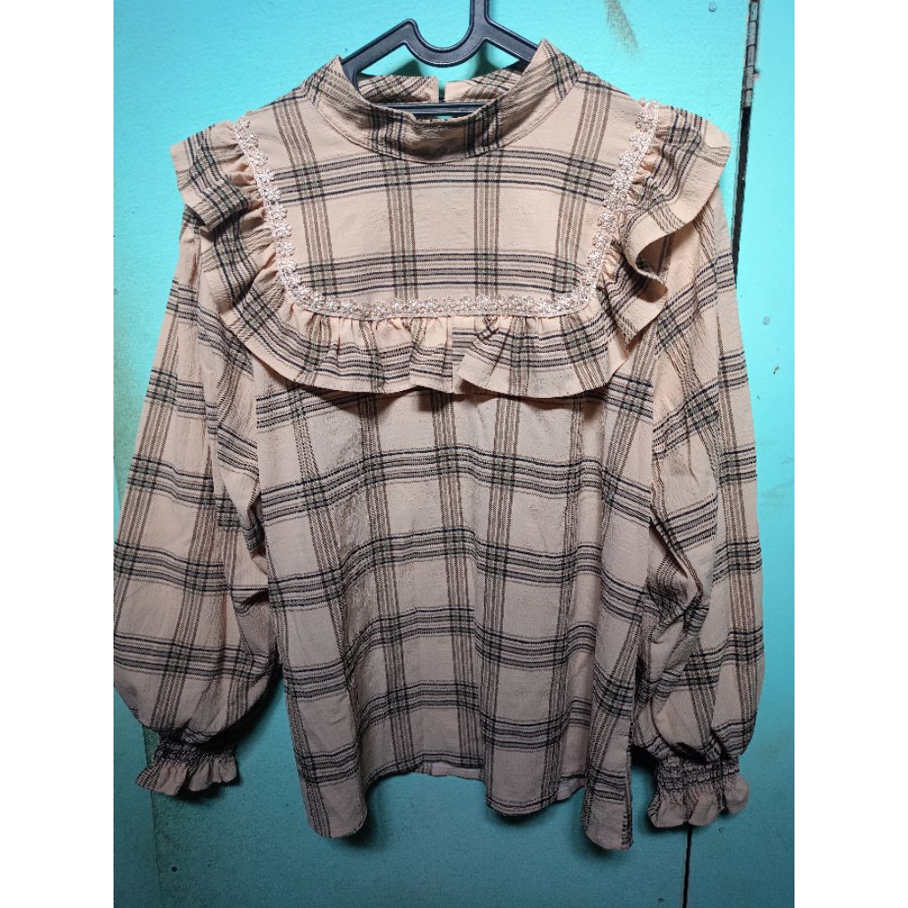 blouse ruffle kotak lucu