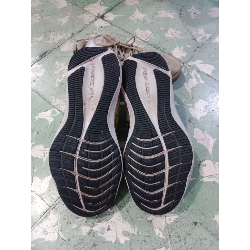 Sepatu Running Pria(42,5)