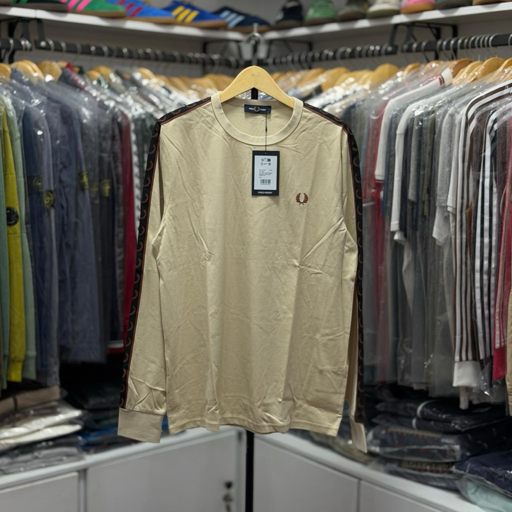 Longsleeve Fred Perry Taped Oatmeal Brown BNWT Original 100% Size : L ( 74 X 56 )Model tinggi 175 cm