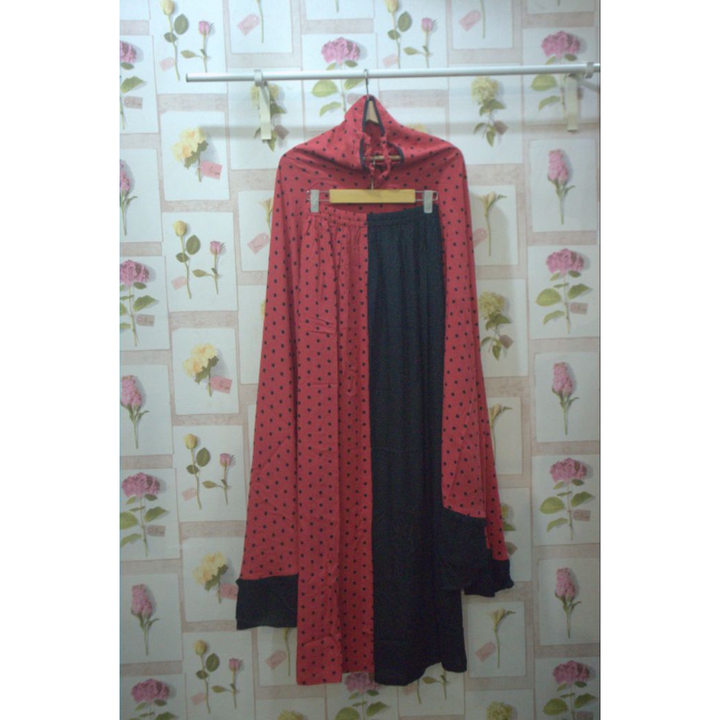 Mukena polkadot  hitam merah