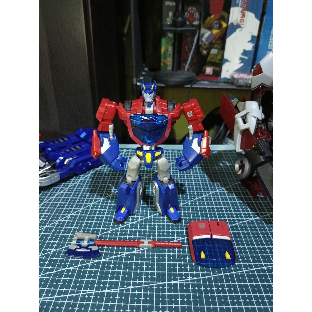 Hasbro Voyager Class Optimus Prime TFA Cybertron Mode
