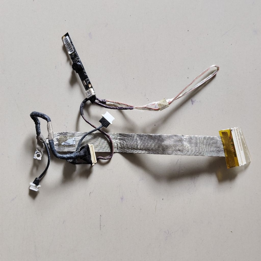 Pleksible Flexible LCD Plus Kamera Laptop Notebook Axioo Neon TVW cabutan normal tested mulus no min