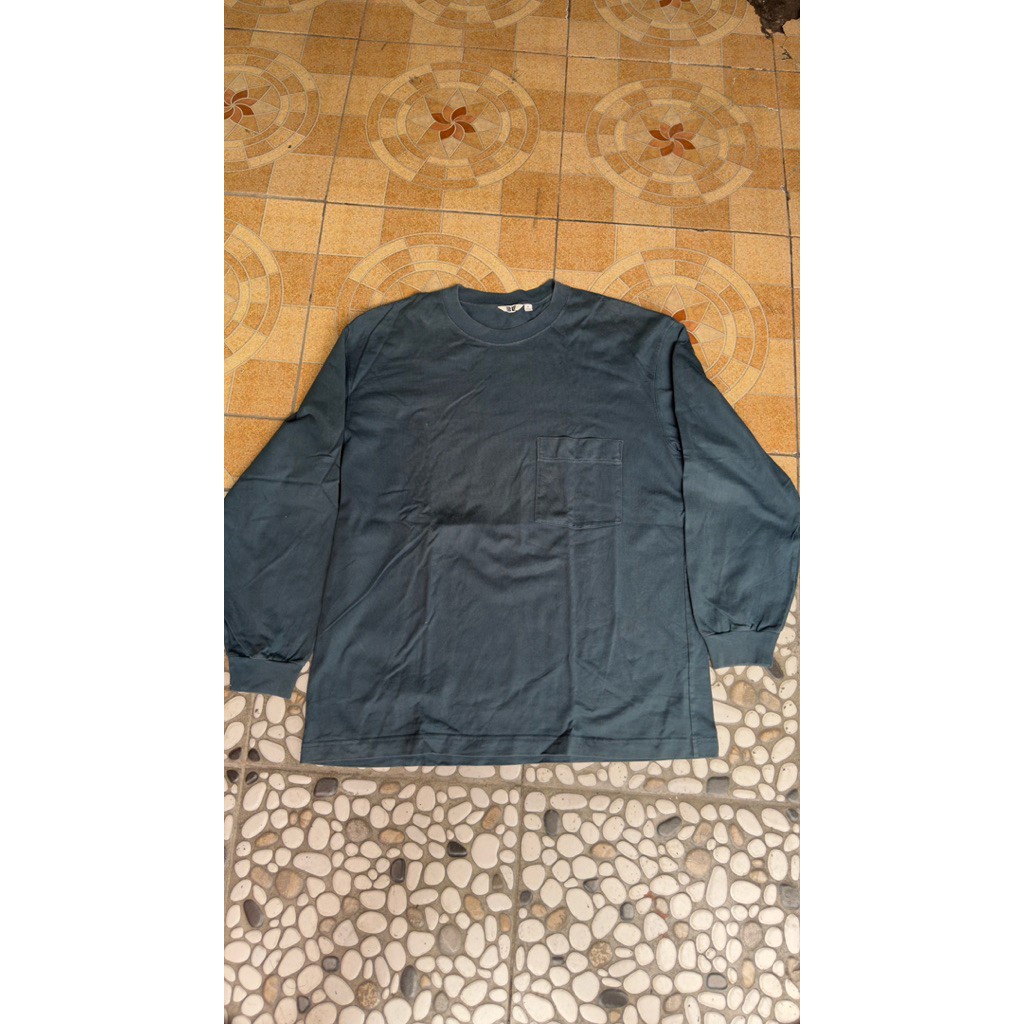 Kaos Uniqlo U pocket longsleeve