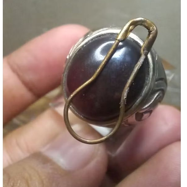 Badar Besi Merah Kursani (Nempel magnet & Jarum)