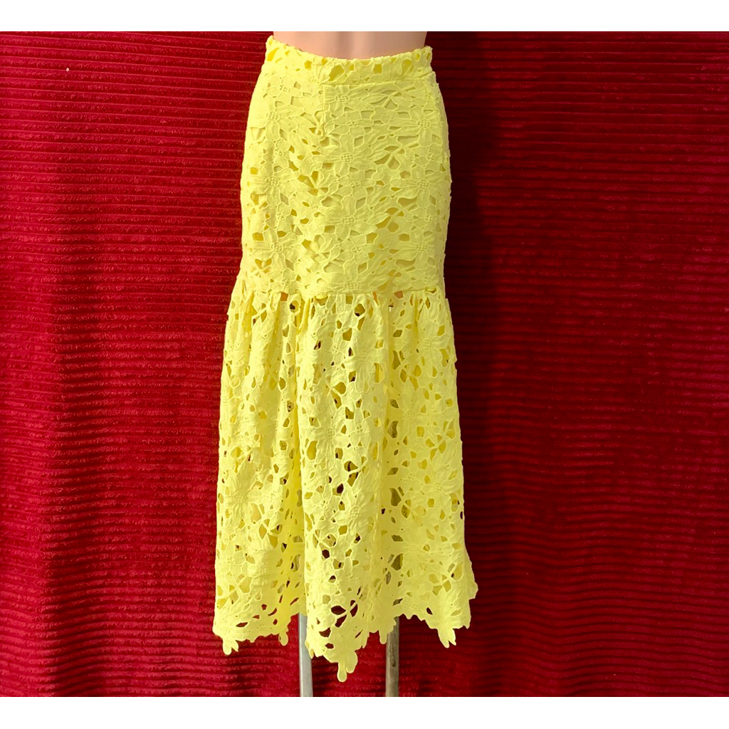 ROK KUNING BRUKAT-BROKAT WANITA BERTINGKAT MEGAR