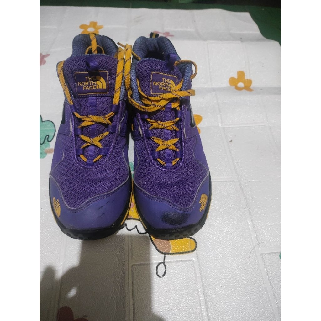 Sepatu outdoor tnf size 39