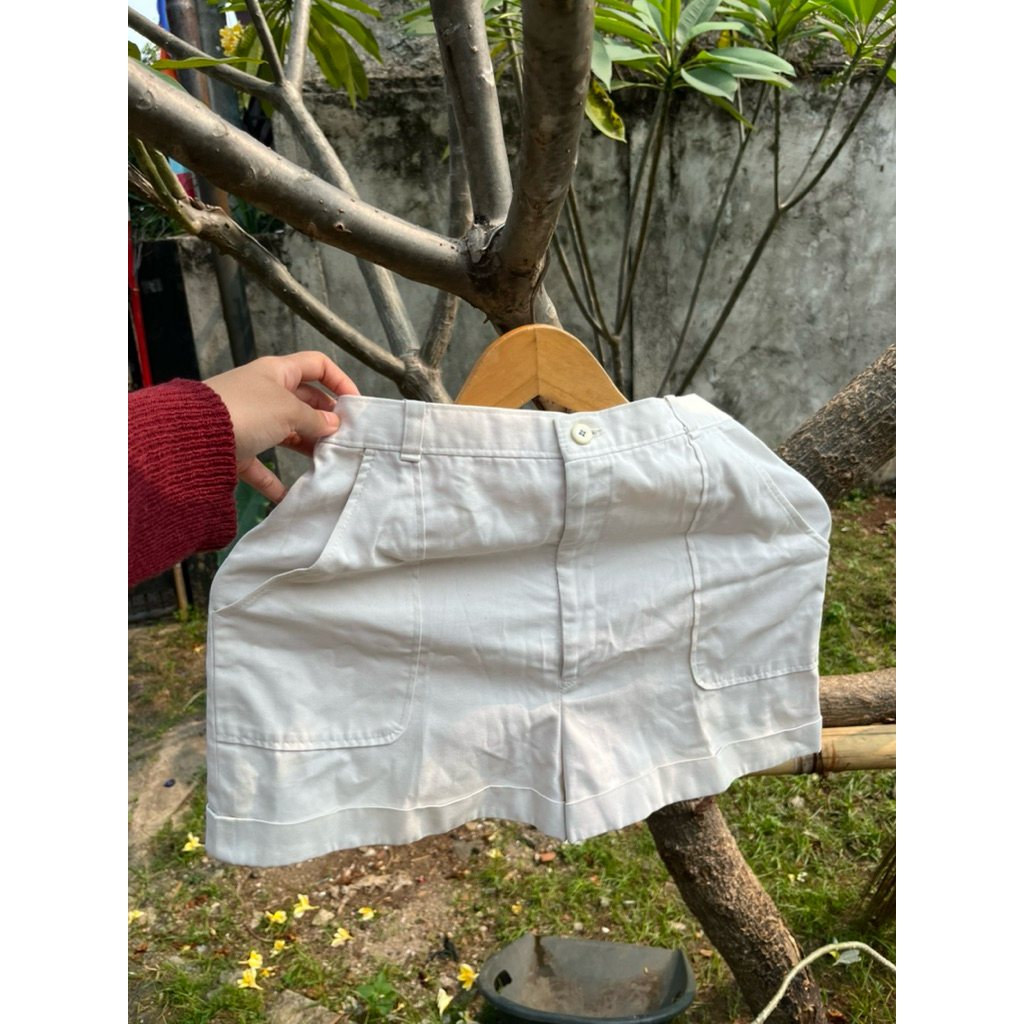 Preloved Celana Pendek Putih Wanita