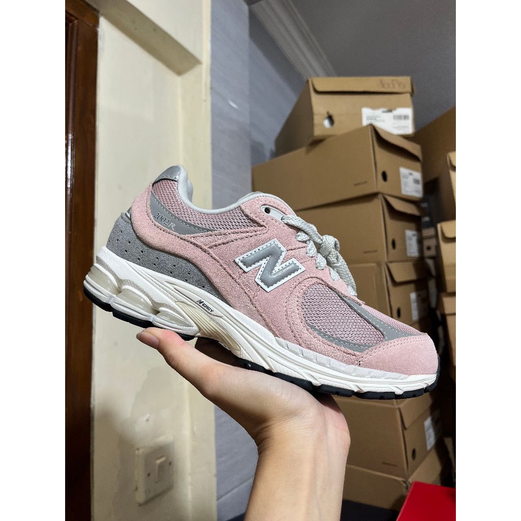 SEPATU WANITA NEW BALANCE 2002R (A/M) PINK ORI M2002RFC