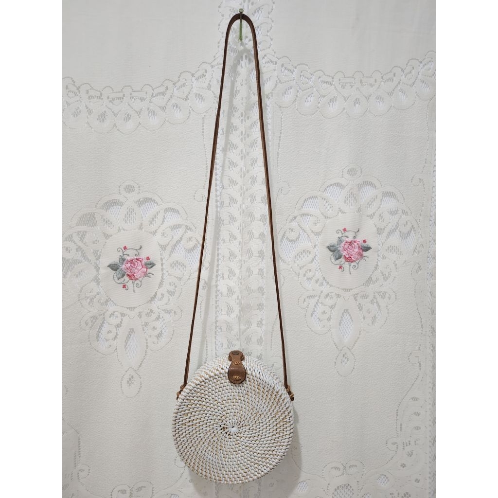 Preloved Tas Rotan Bali Bulat Putih Natural