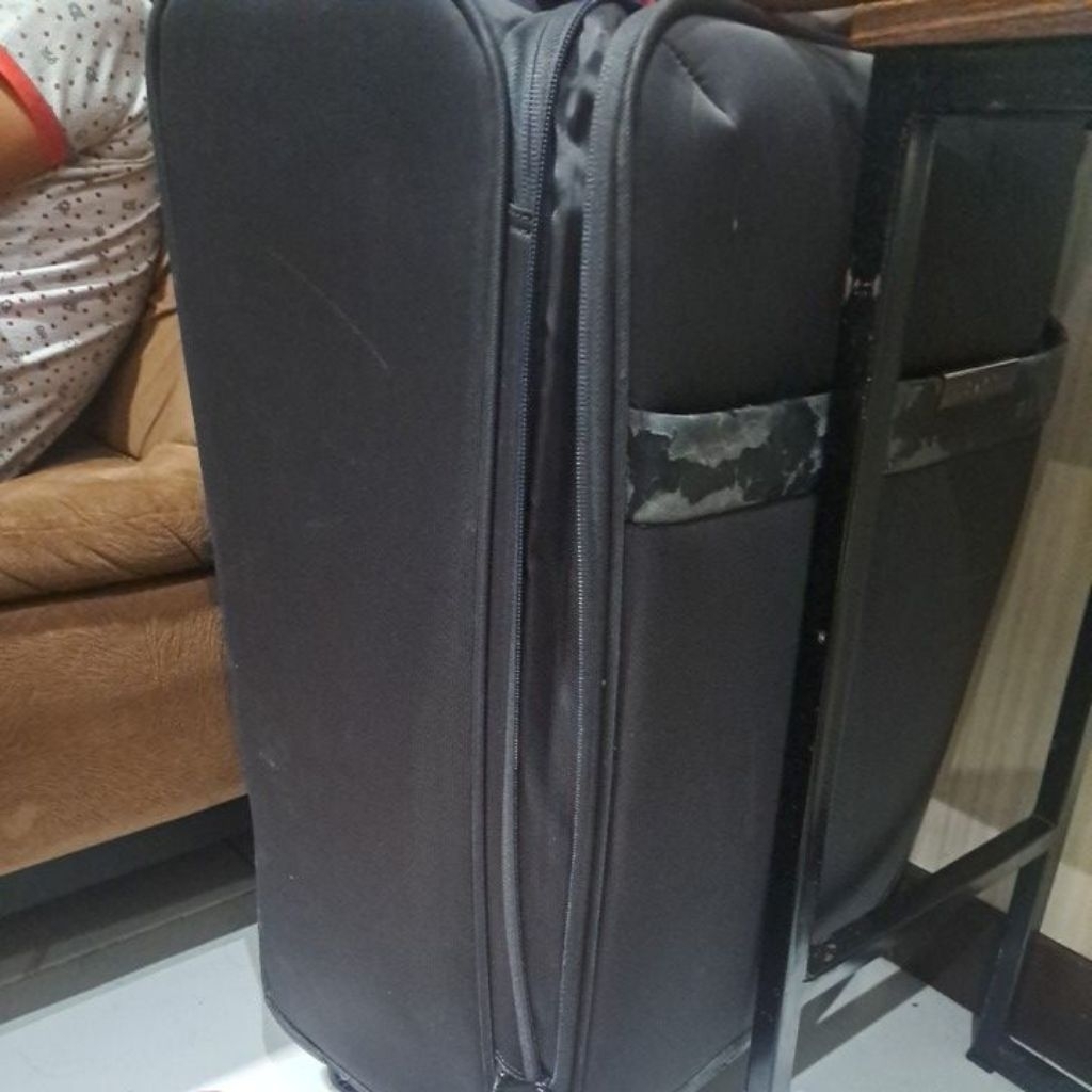 koper bekas DKNY hitam