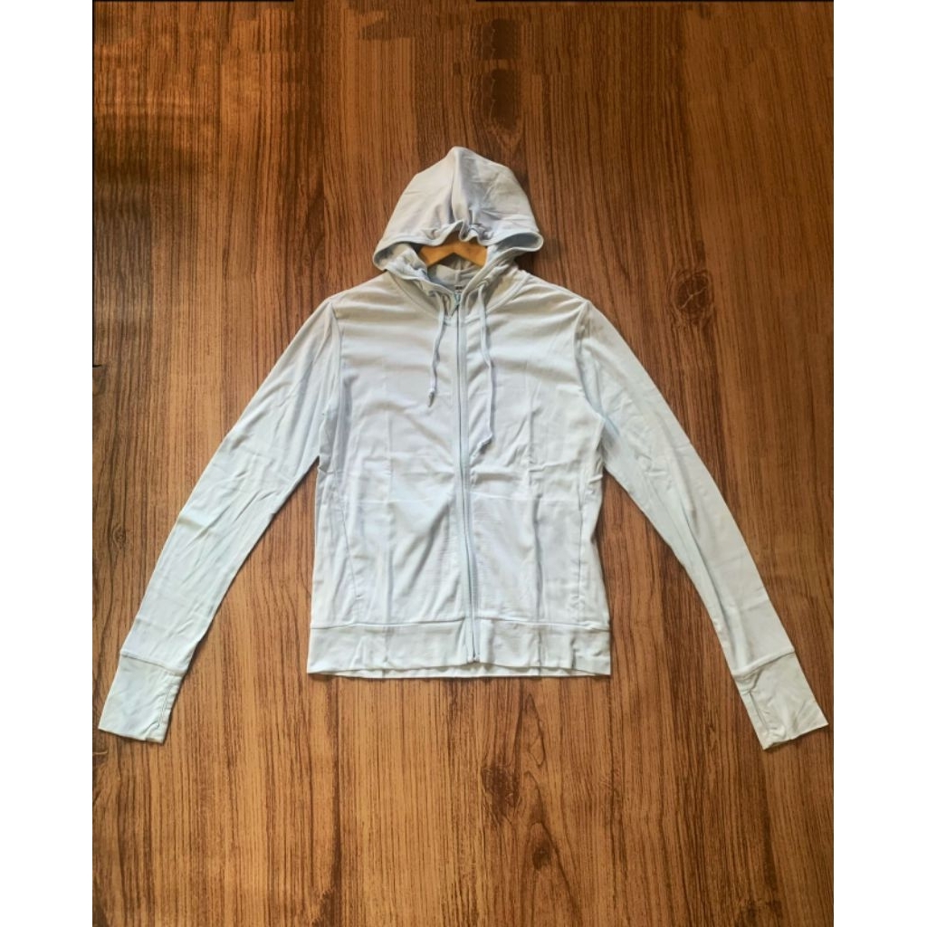 UNIQLO WOMEN’S UV RUNNING HOODED JACKET IN BABY BLUE