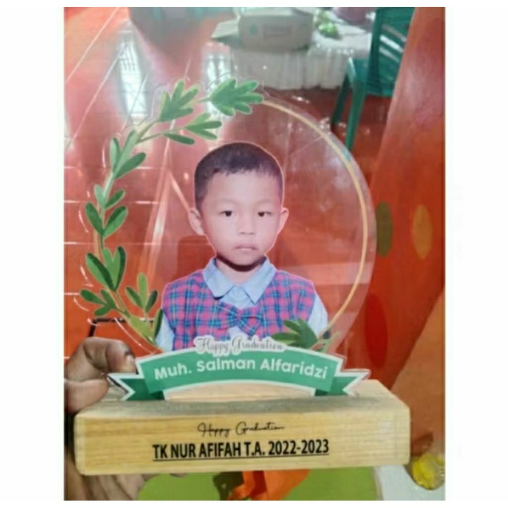 plakat akrilik wisuda pakai foto nama anak dan nama sekolah