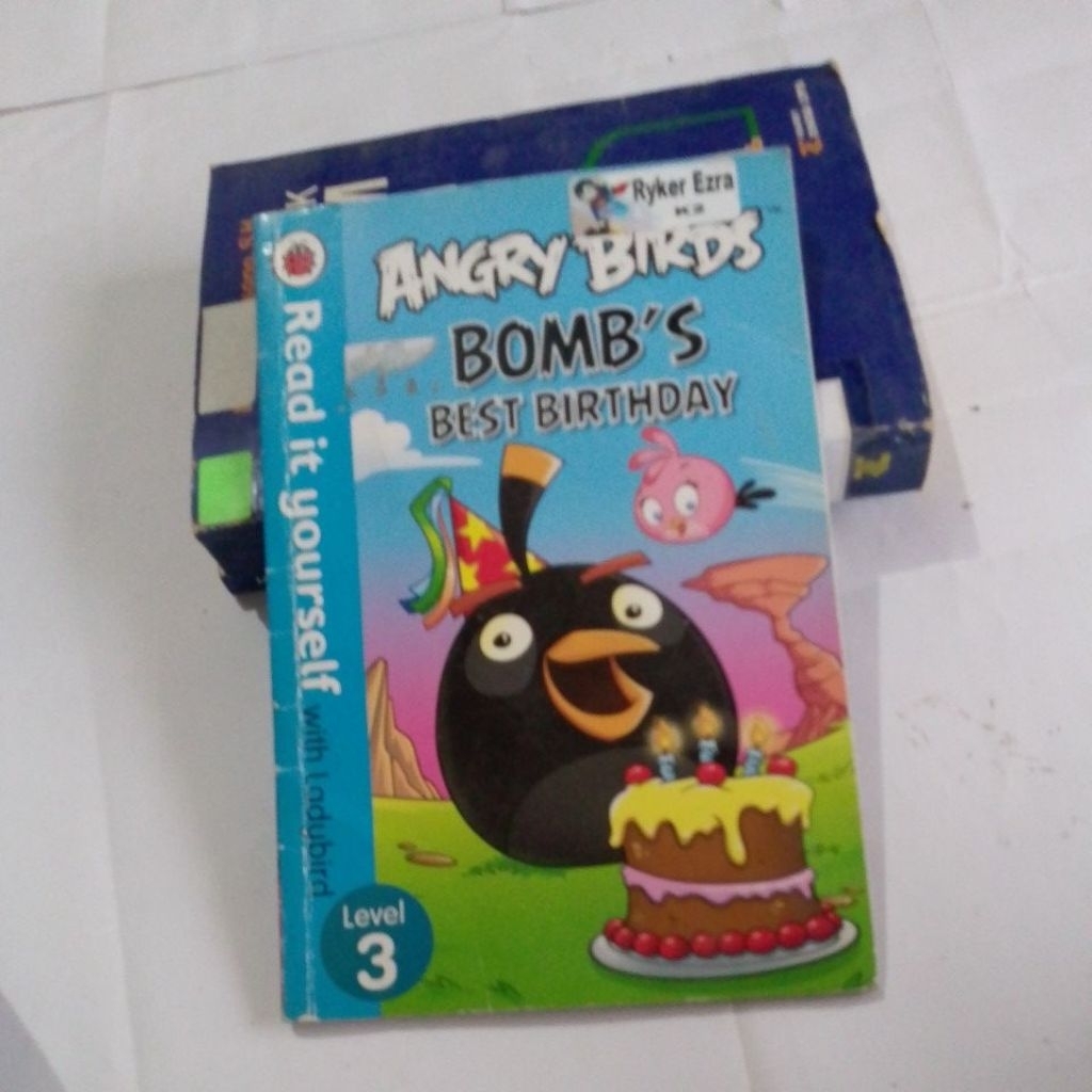BUKU ANGRY BIRDS BOMB'S BEST BIRTHDAY