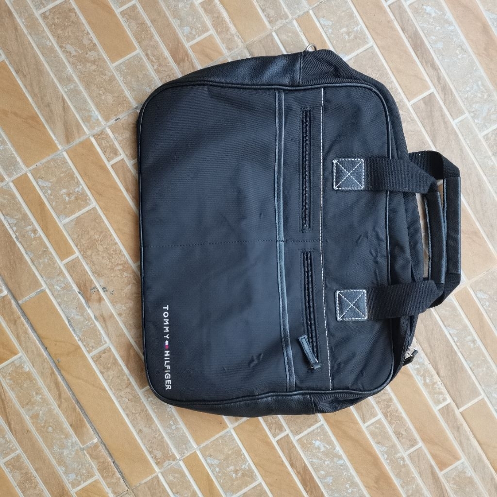 1078. TAS KERJA TOMMY HILFIGER WARNA HITAM PR ELOVED
