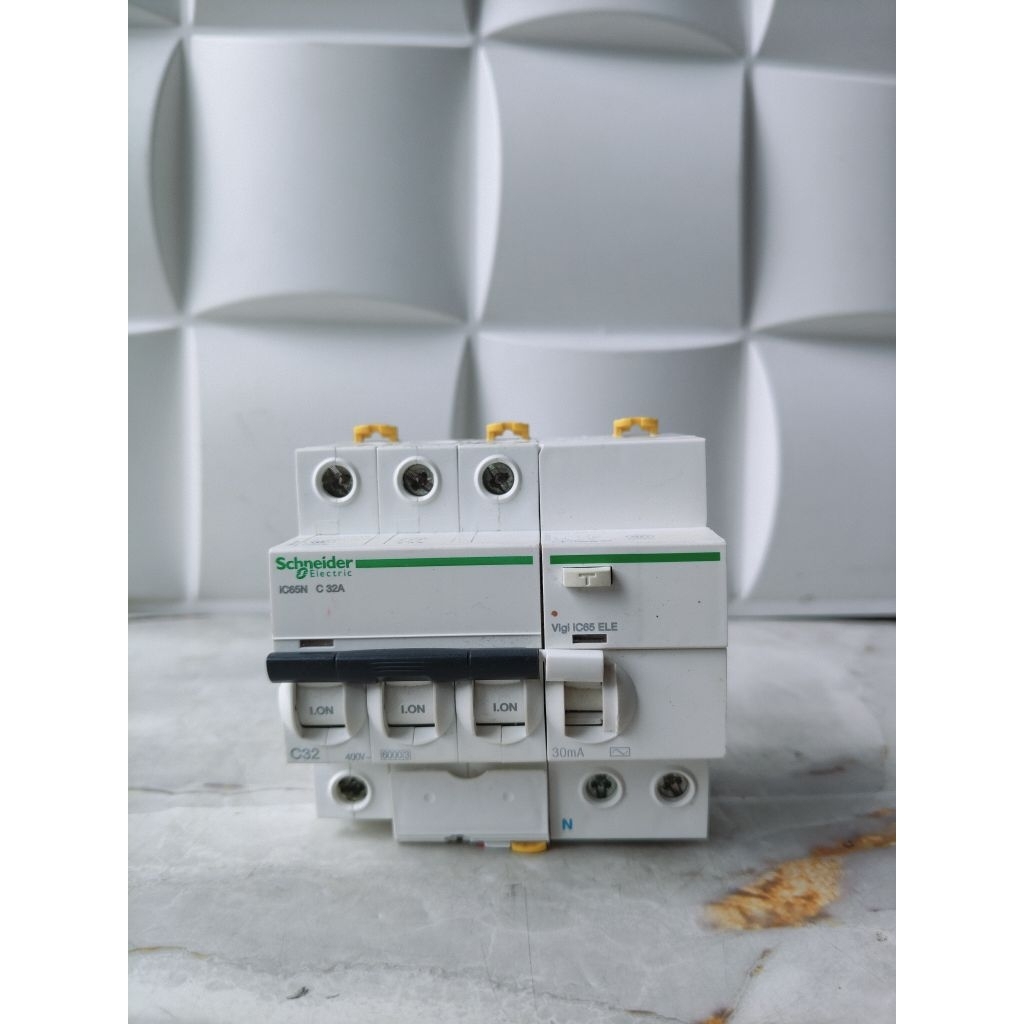 ELCB Schneider iC65N C 32A