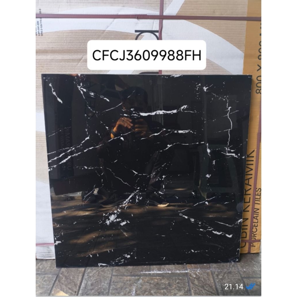 Granit Ceranosa CFCJ3609988FH hitam garis gold glossy 60x60 kw 1