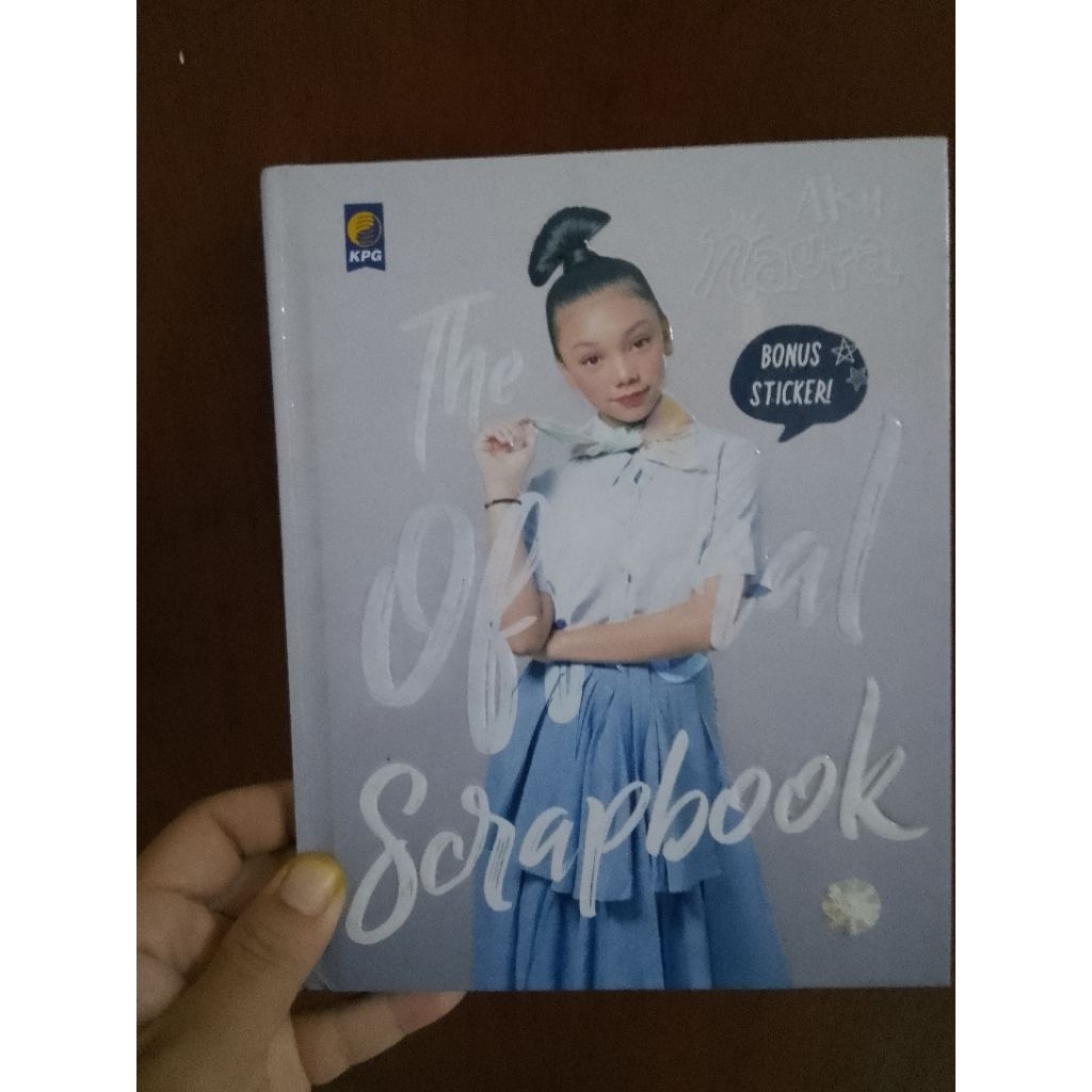 buku scrapbook naura
