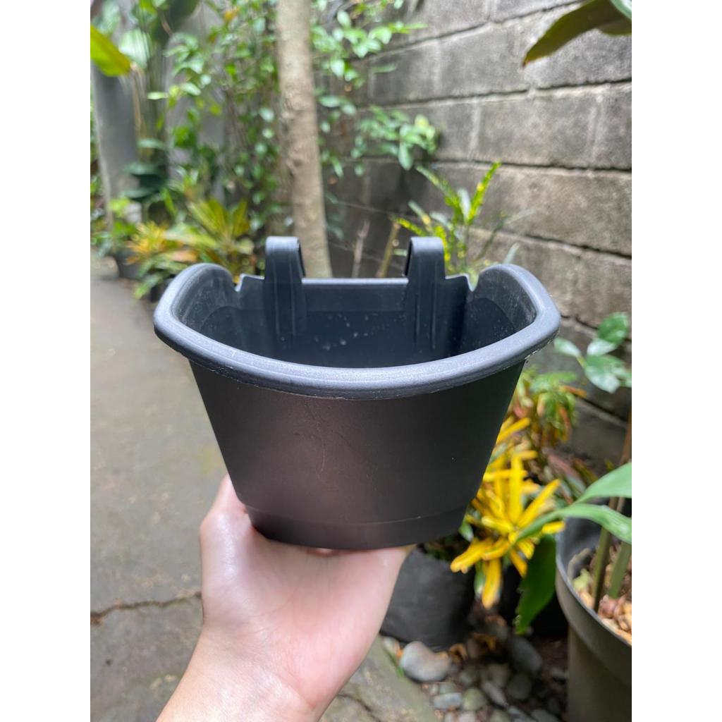 Pot Tempel Dinding Hitam Kecil