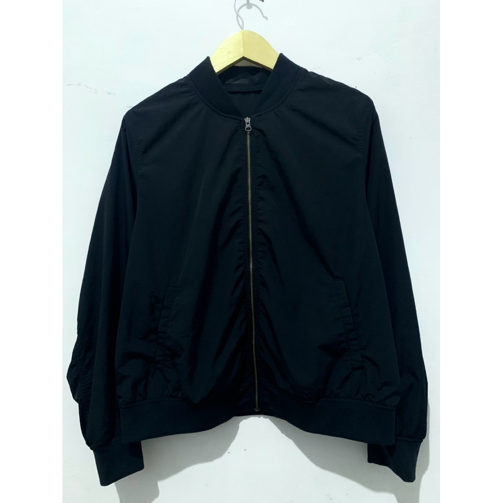 Uniqlo bomber hitam