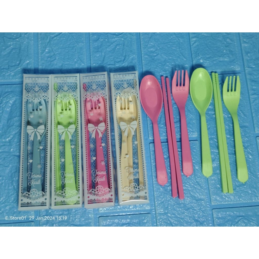 (Isi 50 Pcs) Souvenir Alat Makan Satu Set Kemas Mika