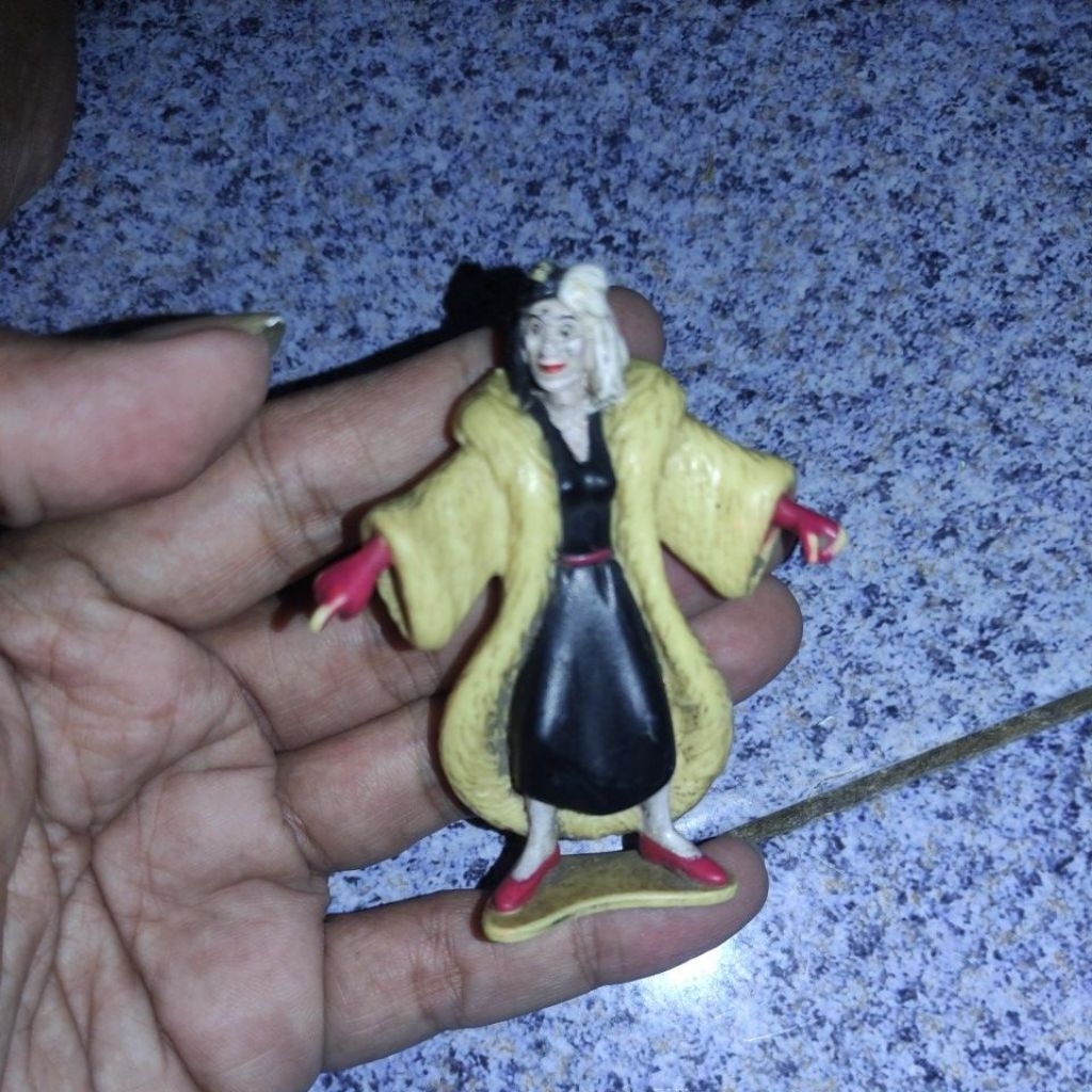 Cruella de Vill Dalmatians 101 Figure Disney Indonesia Dalmatian