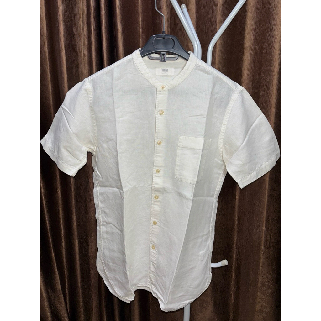 Kemeja Uniqlo lengan pendek putih collarless, baju muslim