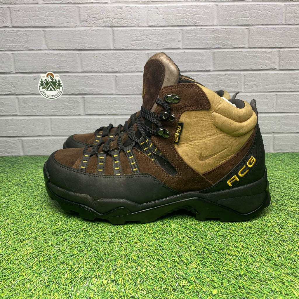 sepatu outdoor hiking gunung Nike acg hiking Goretex Size 42,5 (lose tag)