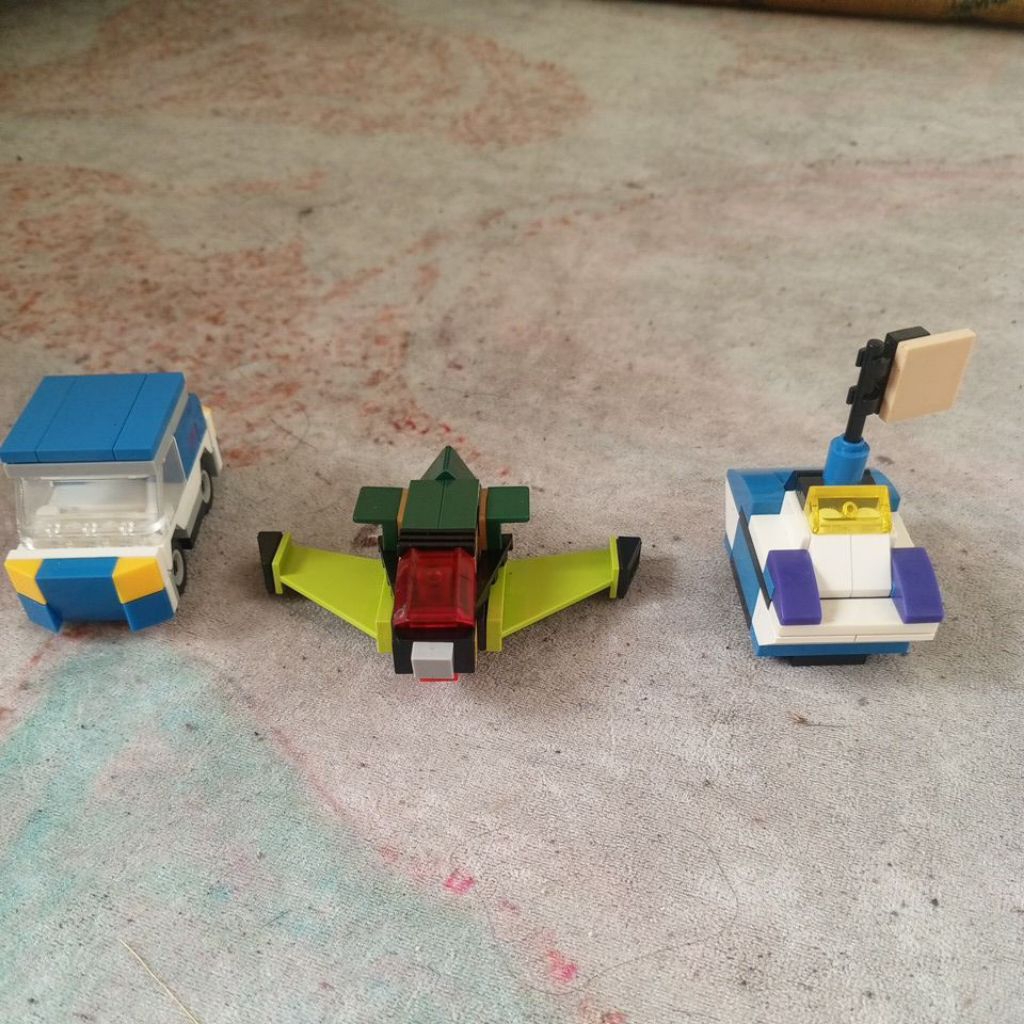 Tiga Lego Kendaraan (Mobil, Kapal, dan Pesawat)