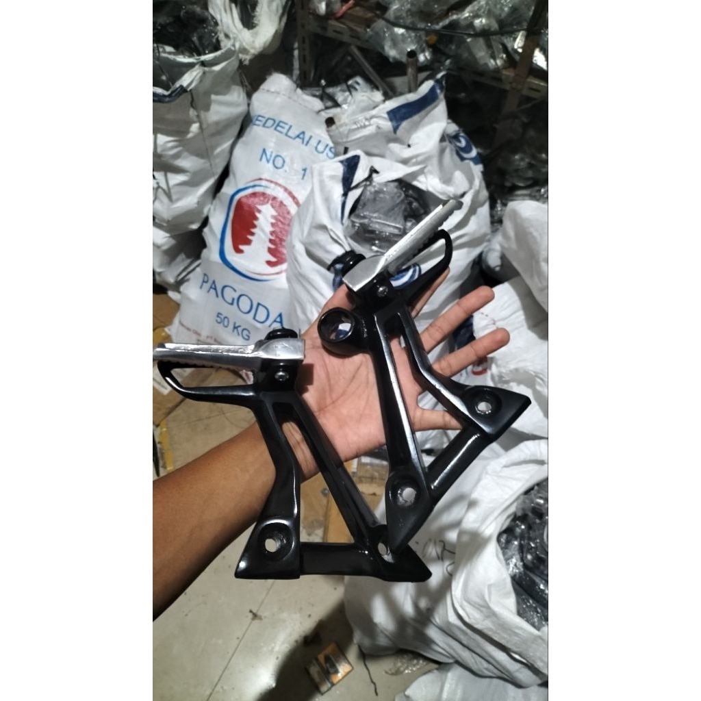 FOOSTEP BELAKANG KAWASAKI NINJA 250cc WARNA HITAM / POWER POSTEP PIJAKAN KAKI NINJA 250