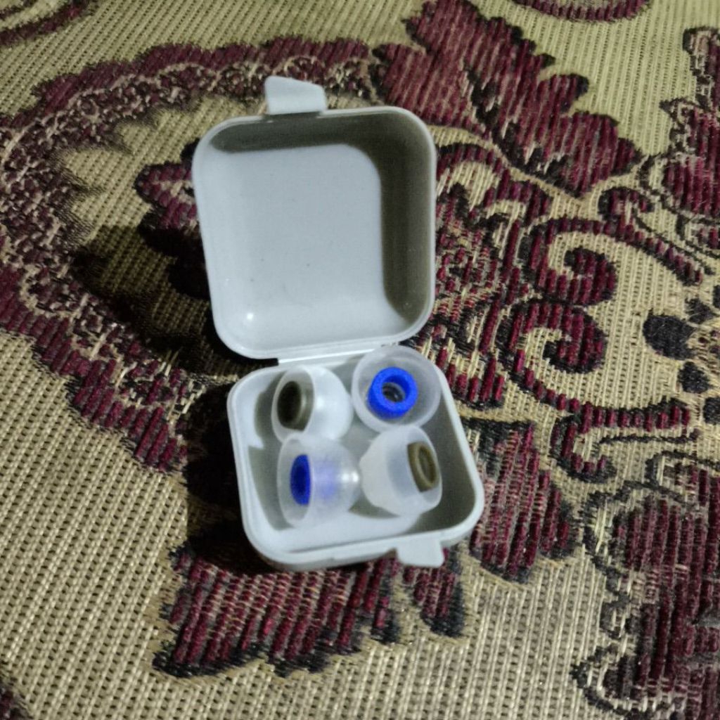 dijual sepaket Eartips : ~ second Tangzu sancai noble (L) + Tri clarion (L)