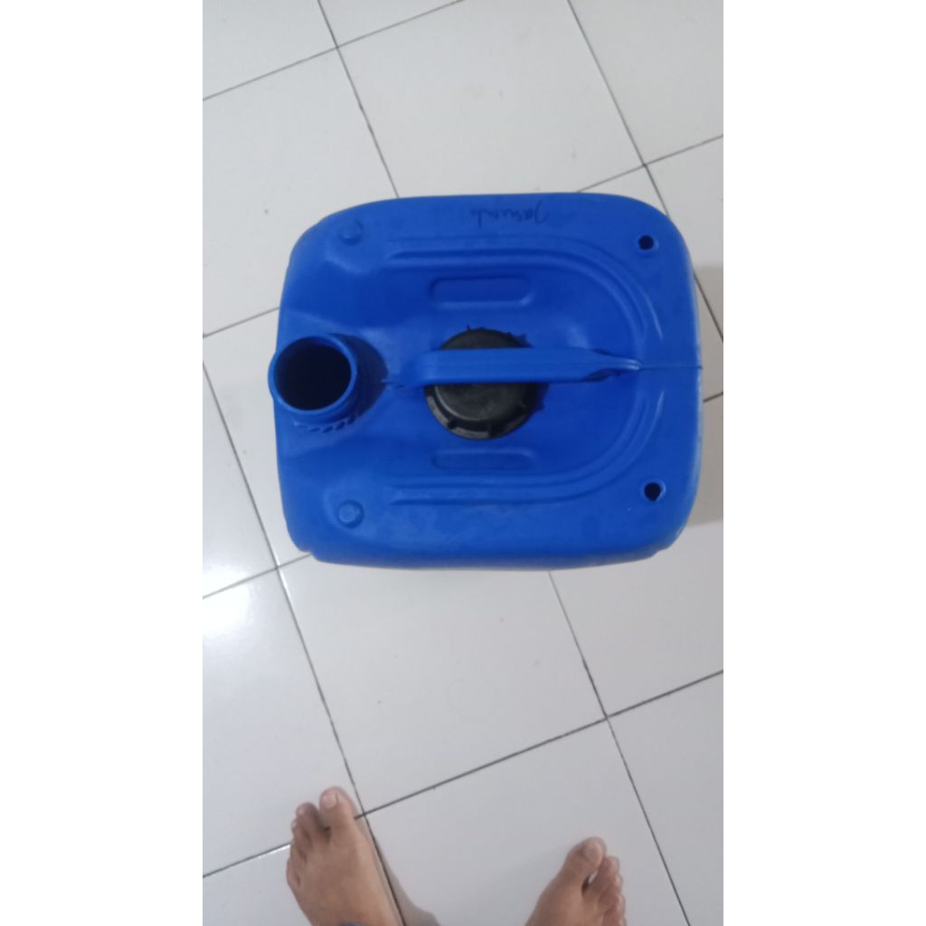 JERIGEN BIRU 25 LITER BEKAS 1 KALI PAKAI (ada lubang di atasnya)