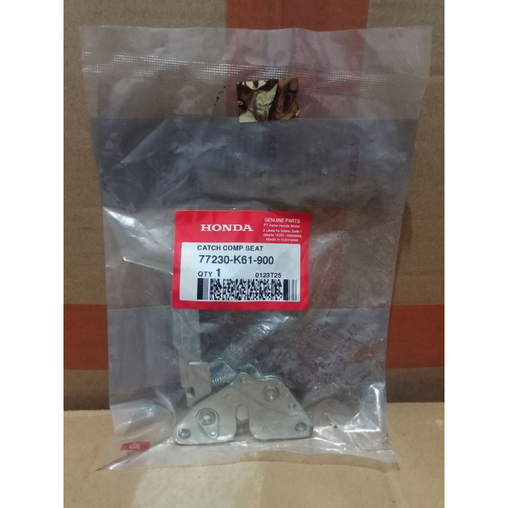 77230-K61-900 Dudukan Pengait Jok Belakang Honda Beat Pop eSP. ORIGINAL AHM