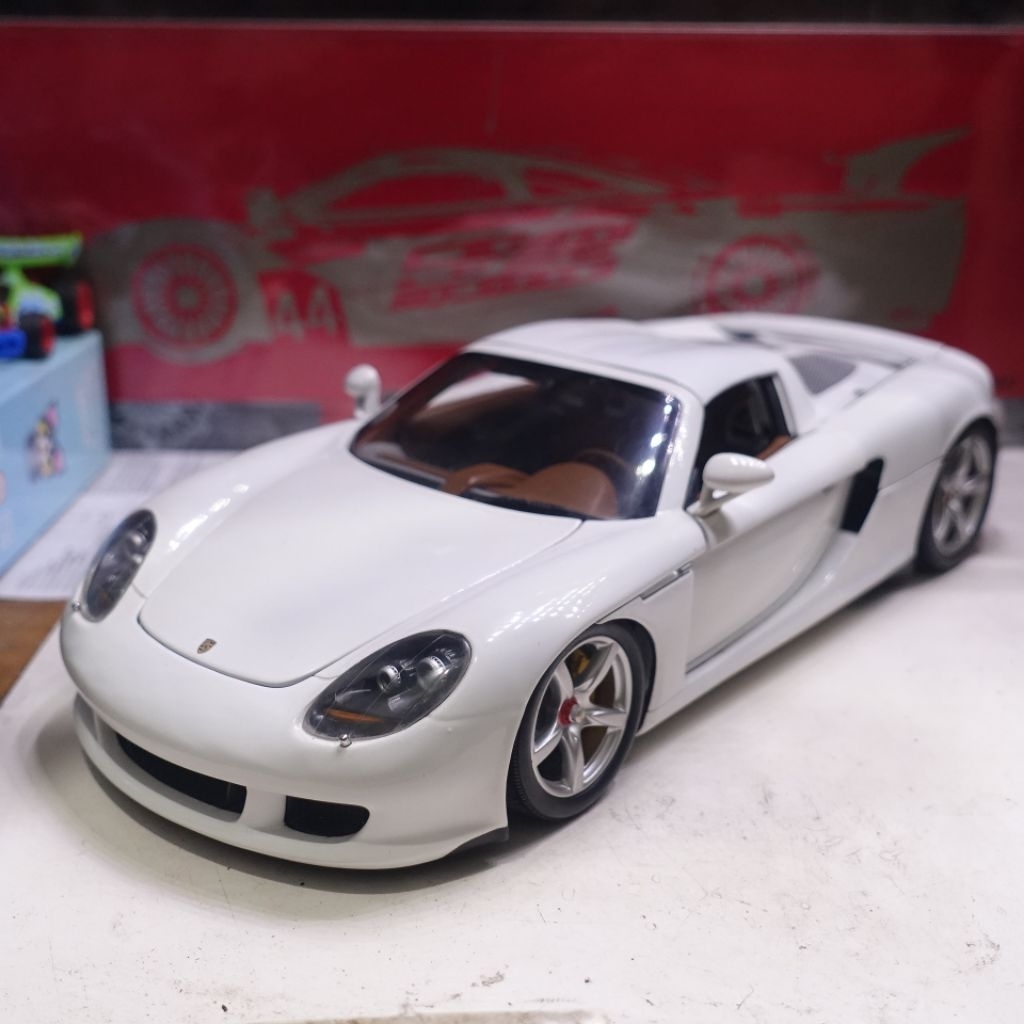 Minichamps 1/18 Porsche Carrera GT