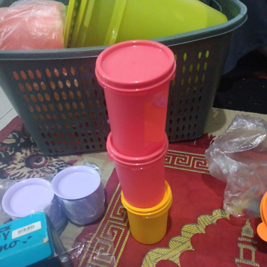 MM ROUND TUPPERWARE