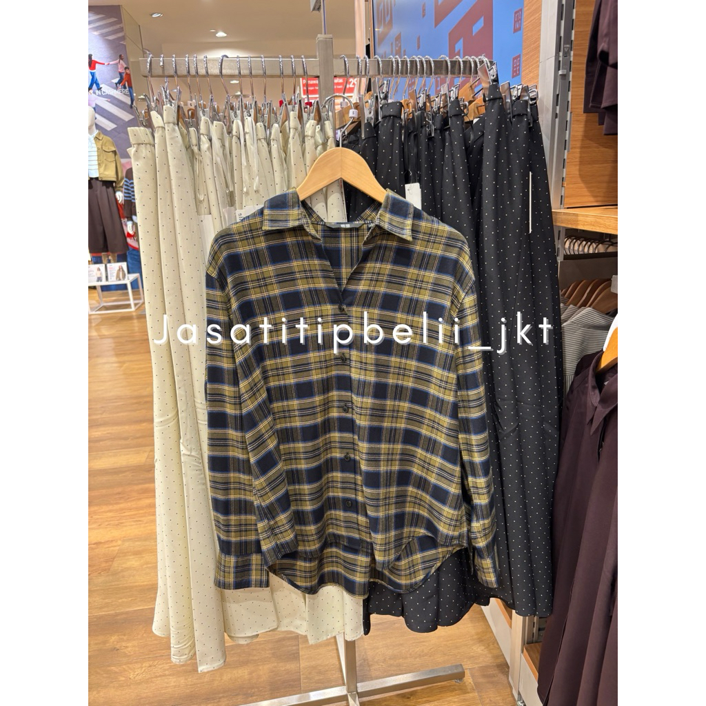 UNIQLO - Kemeja Flannel Wanita Kerah V