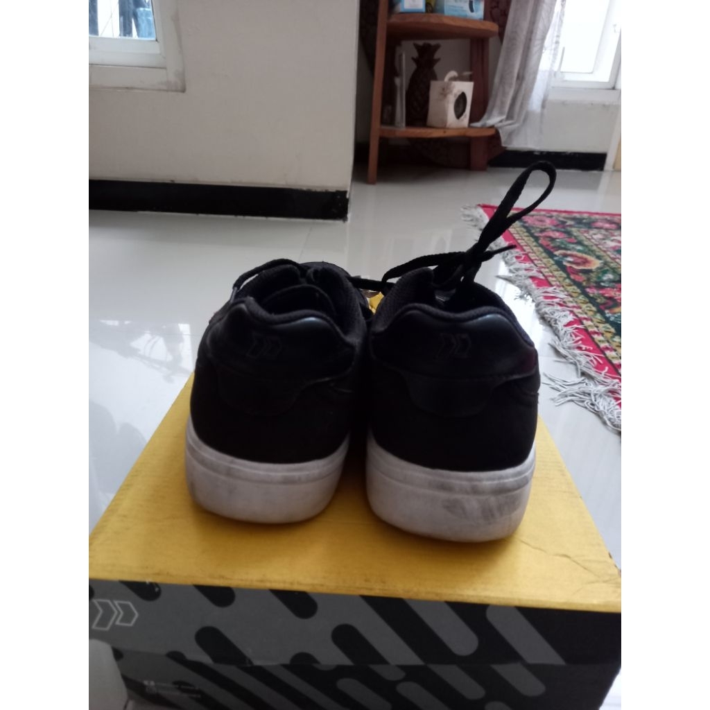 preloved sepatu cowok precise like new size 39