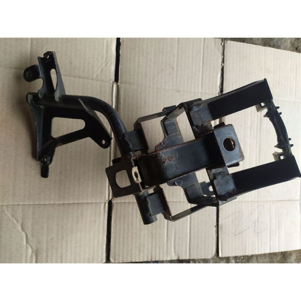 Dudukan Ecu+Aki vario old 125 KZR Original Copotan