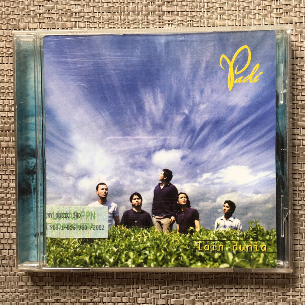 CD Padi - Lain Dunia