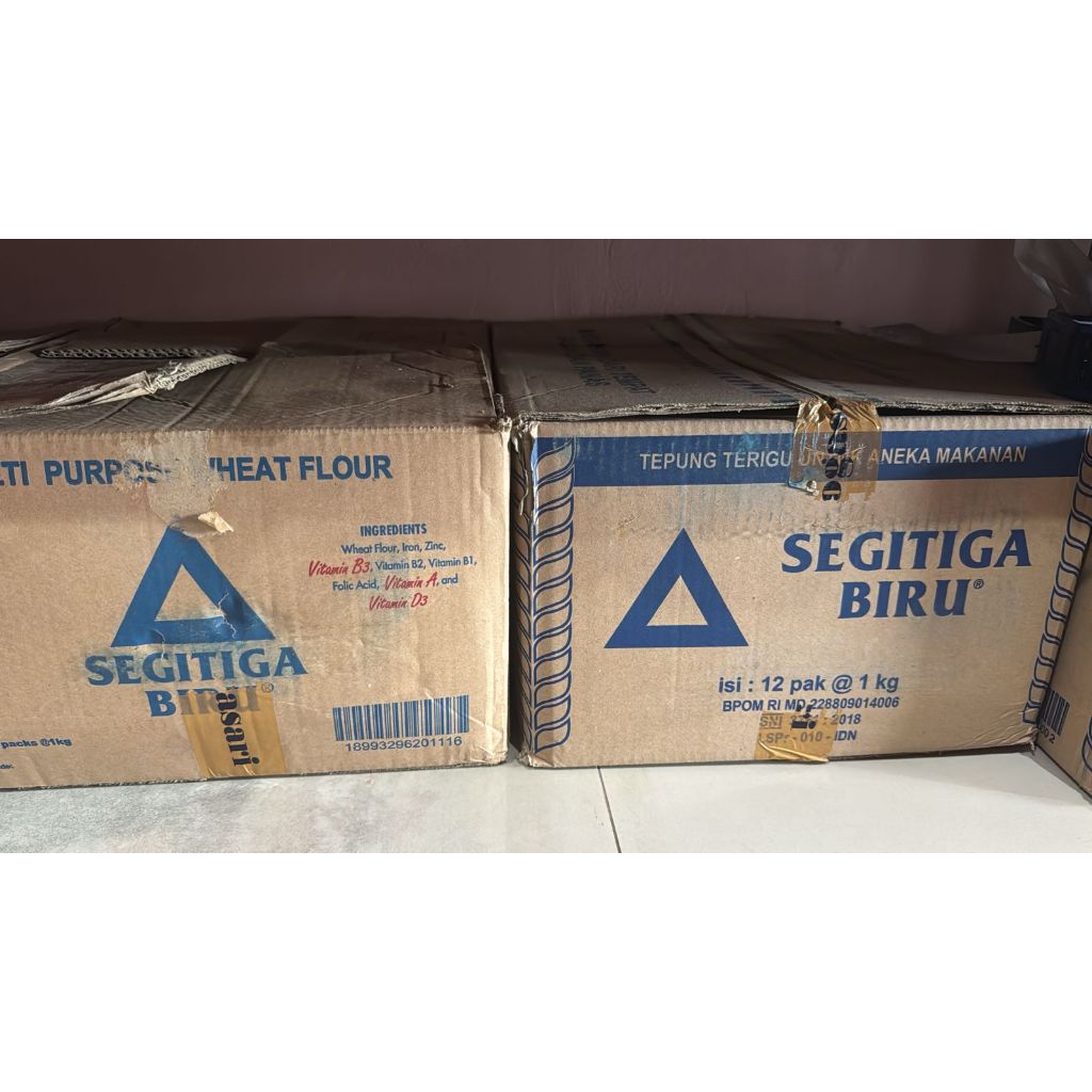 Tepung segitiga biru 1 dus 12 bks. tepung terigu segitiga biru bening 1 dus