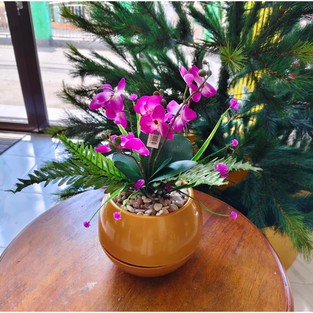 bunga anggrek artificial dengan tinggi 15cm dan pot plastik warna gold bentuk bulat