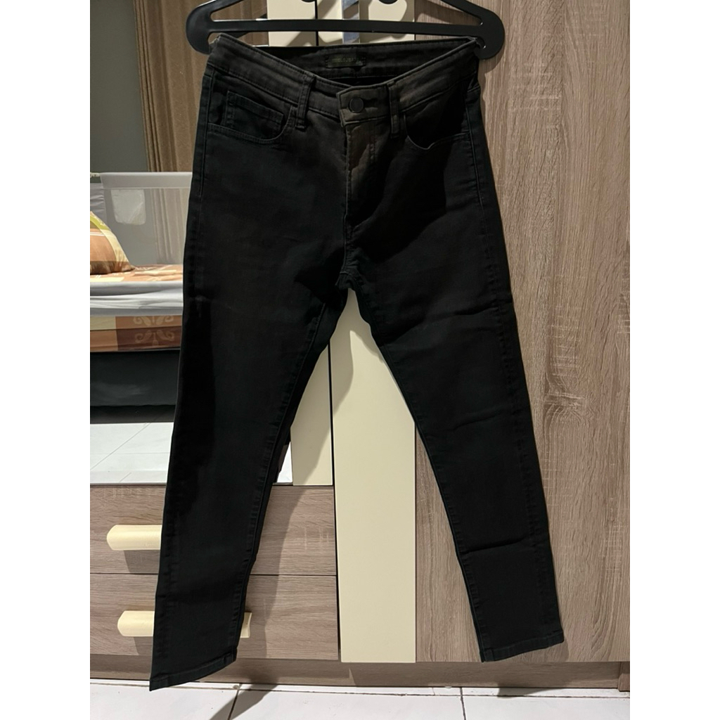 [preloved] UNIQLO Celana Panjang Jeans Hitam Pria
