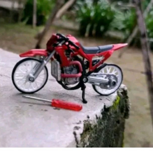 mainan dan koleksi miniatur motor trail Honda crf merah gloosy scala1:16