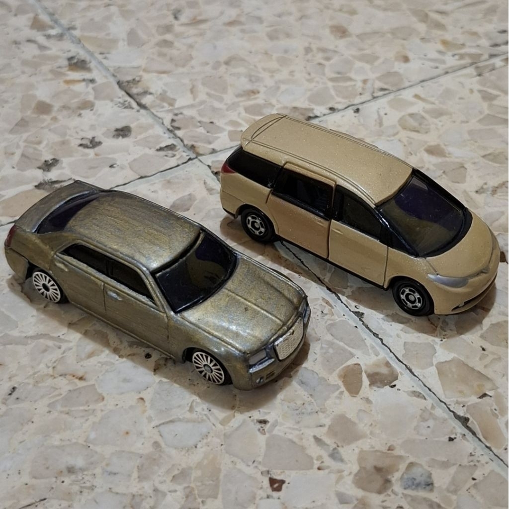 Take All murah diecast Tomica Toyota Estima & Maisto Chrysler 300C Hemi gold coklat