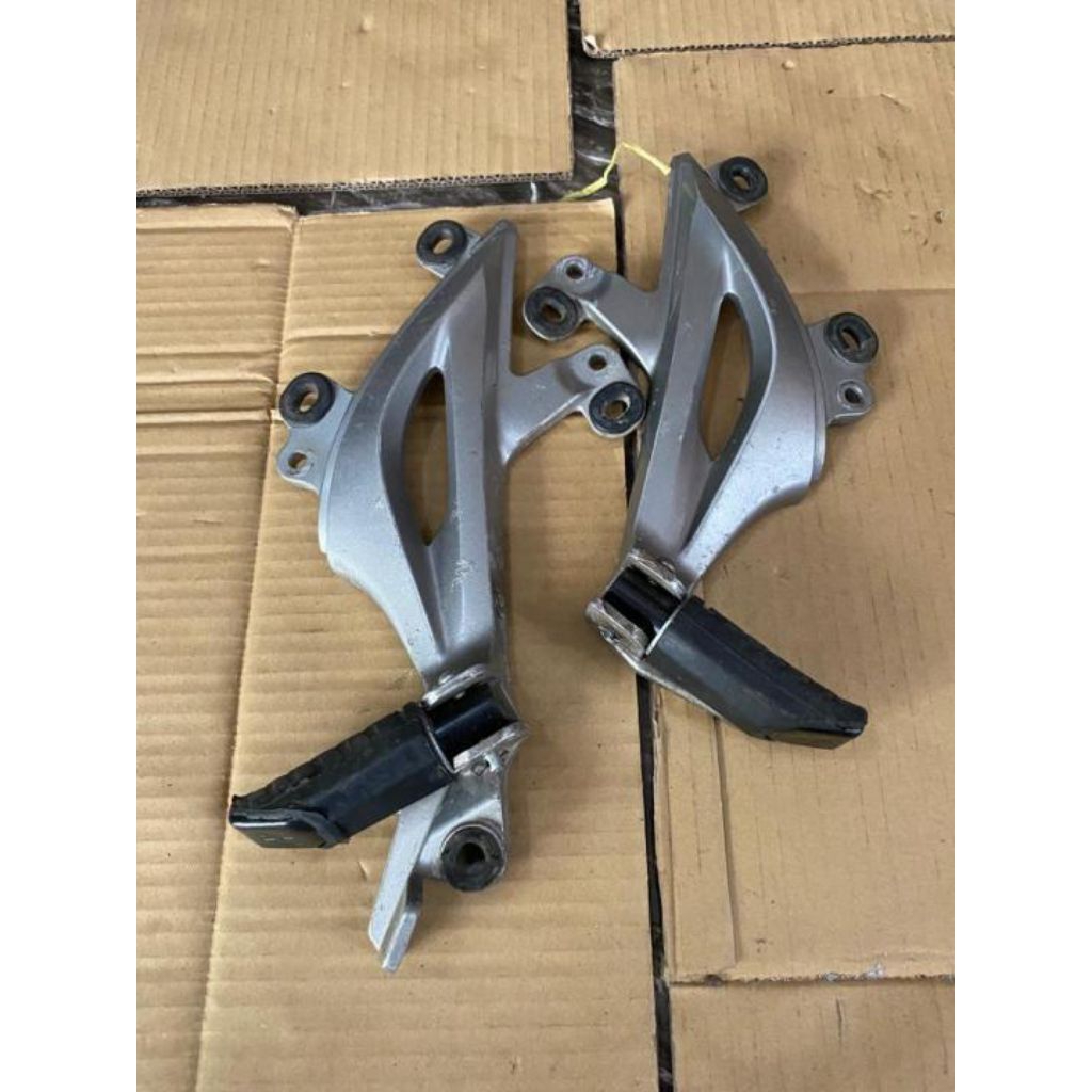 FOSTEP PIJAKAN KAKI BELAKANG KANAN KIRI SUPRA X 125 HELM IN ORIGINAL