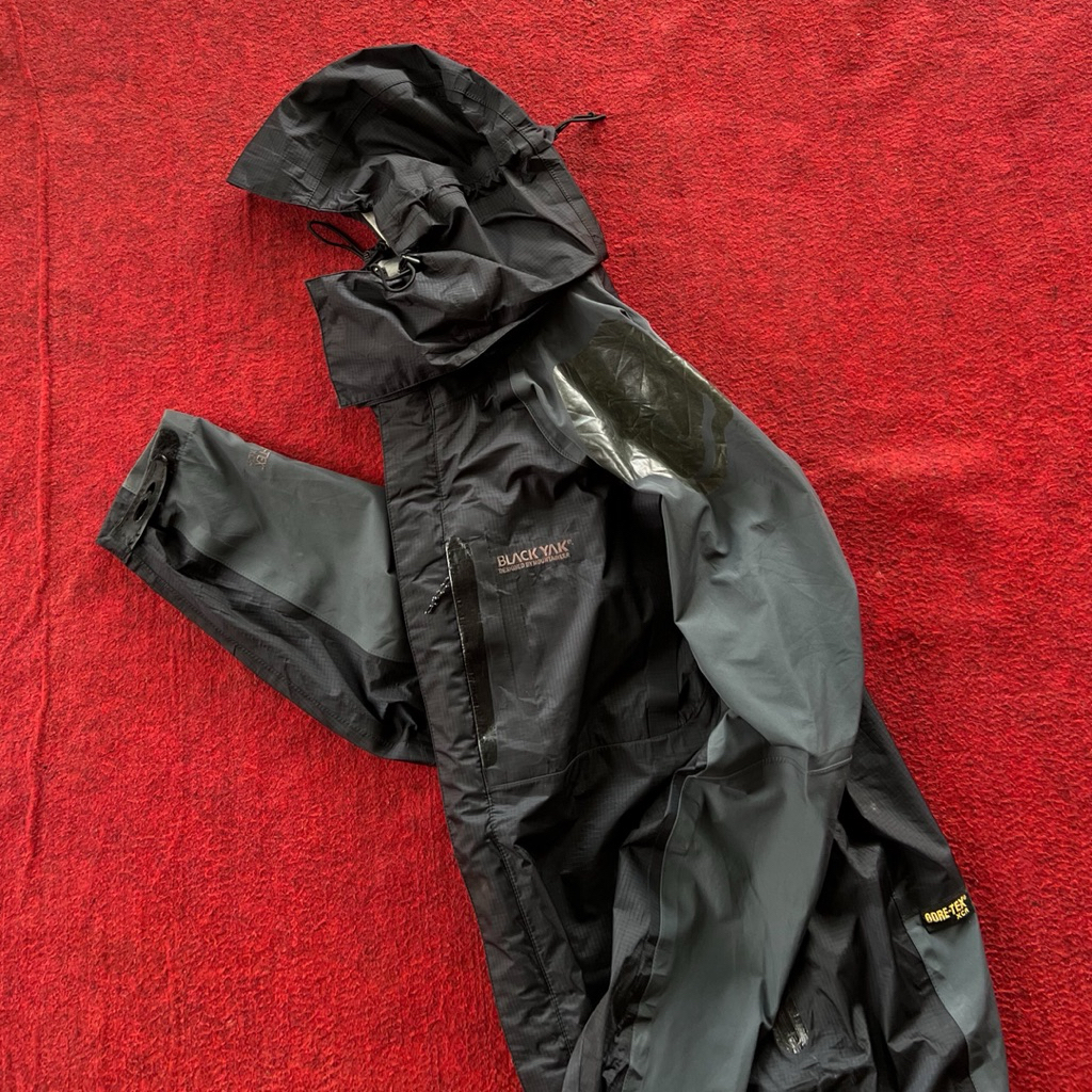 jaket black yak gorpcore