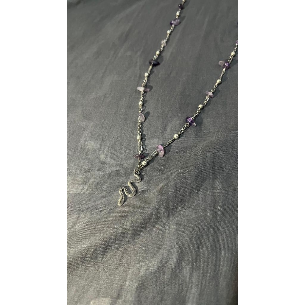 UNEFFORTLESS SNAKE STONE NECKLACE