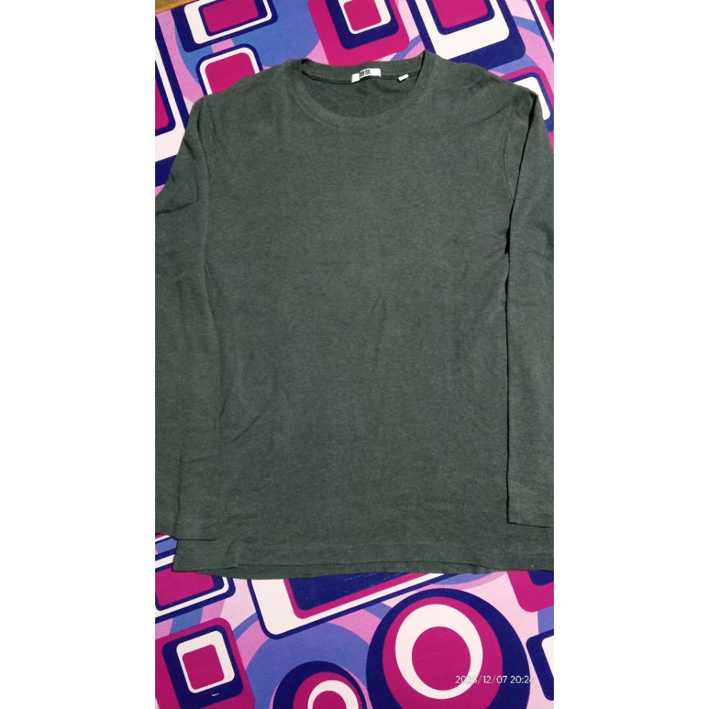 kaos oblong pria UNIQLO lengan panjang
