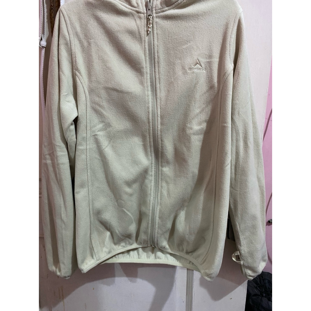 sweater Eiger warna khaki