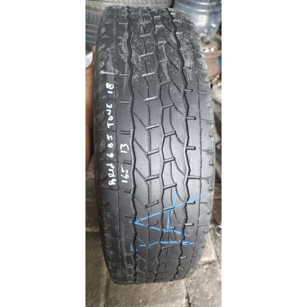 Ban Mobil bekas garitan Bridgestone Duravis R624 165 R13 8PR. Tahu  pembuatan 2018 harus pakai ban d